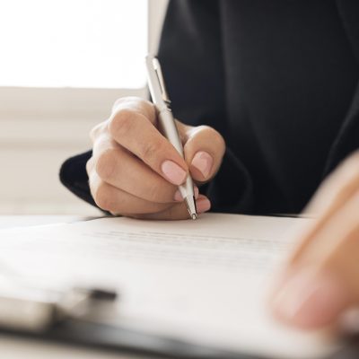 persona-de-primer-plano-firmando-un-certificado